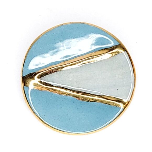 Vintage 80's Round Ceramic Brooch Goldtone Two Tone Blue Art Deco Geometric 1.5" - Picture 1 of 2